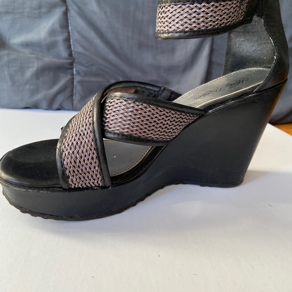 Shoe - Picture 3 of 6